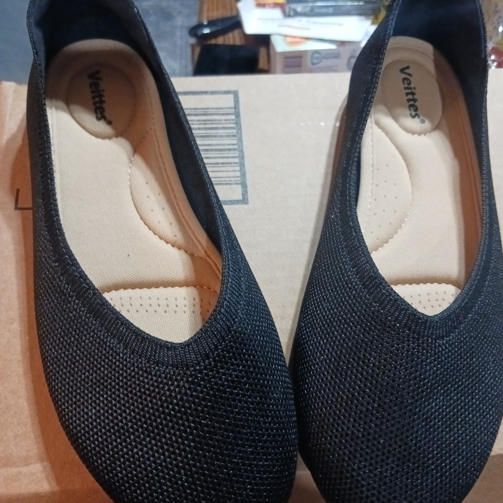 Veittes Woman's Flats size 7 W NIB